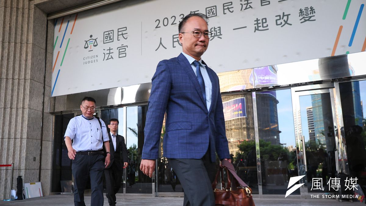 桃園市前市長鄭文燦涉嫌貪污罪11日被桃園地方法院裁定收押禁見,律師團於判決後步出桃園地院,並表明不服裁定將依法提出抗告。(顏麟宇攝) 桃園市前市長鄭文燦涉嫌貪污罪11日被桃園地方法院裁定收押禁見,律師團於判決後步出桃園地院,並表明不服裁定將依法提出抗告。(顏麟宇攝)