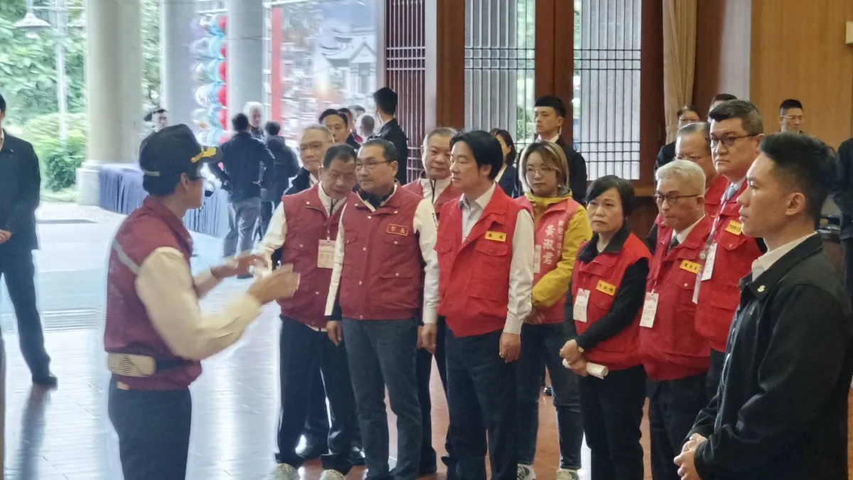 賴清德總統於今(24)日上午至新北市視察防災協作中心運作情形。(圖/新北市消防局提供)