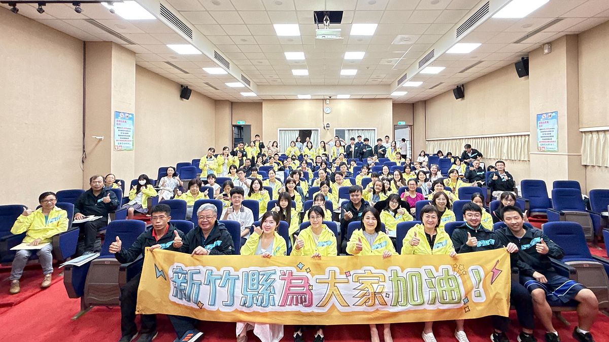 新竹縣政府教育局13日舉辦全國語文競賽竹縣代表隊授旗典禮。(圖/新竹縣政府提供) 新竹縣政府教育局13日舉辦全國語文競賽竹縣代表隊授旗典禮。(圖/新竹縣政府提供)