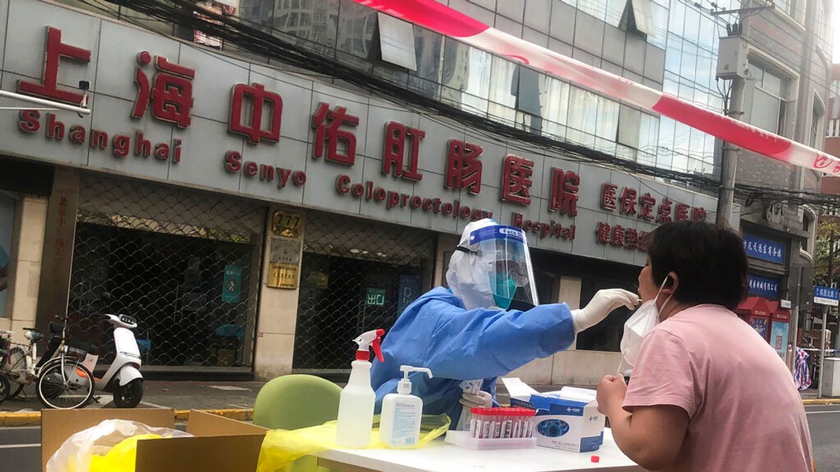 社群瘋傳全市中小學將停止實體課,嚇壞家長,官方急忙澄清,全改上網課的訊息不實。(資料照,AP) 社群瘋傳全市中小學將停止實體課,嚇壞家長,官方急忙澄清,全改上網課的訊息不實。(資料照,AP)