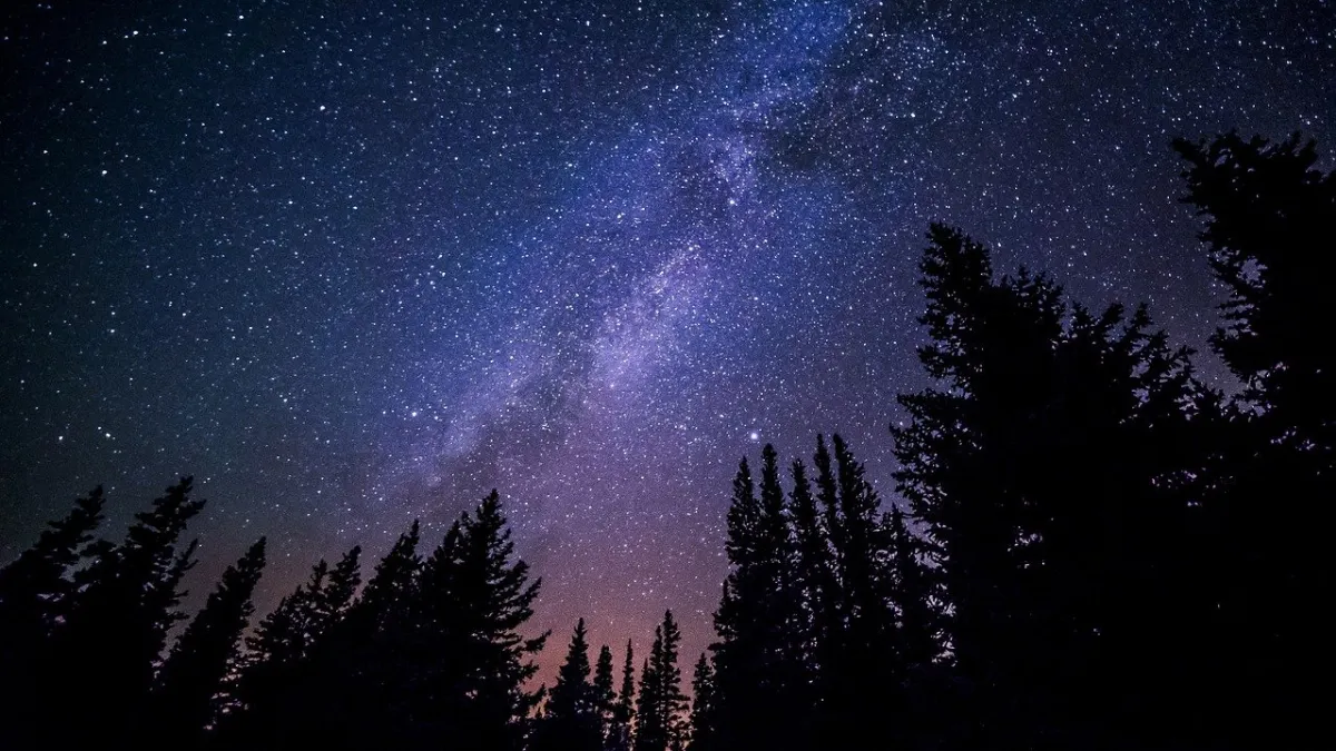 仰望星空,將會發現無限美景。(圖片取自pixabay)