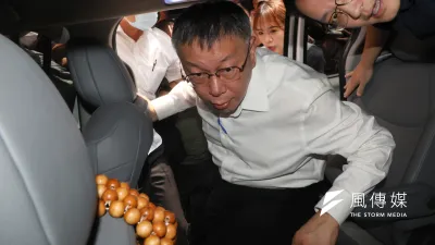 檢調2024年8月30日搜索民眾黨主席柯文哲住家及辦公室,隨後並將柯文哲從住家帶走訊問。車上還有民眾黨發言人戴于文。(資料照,柯承惠攝)