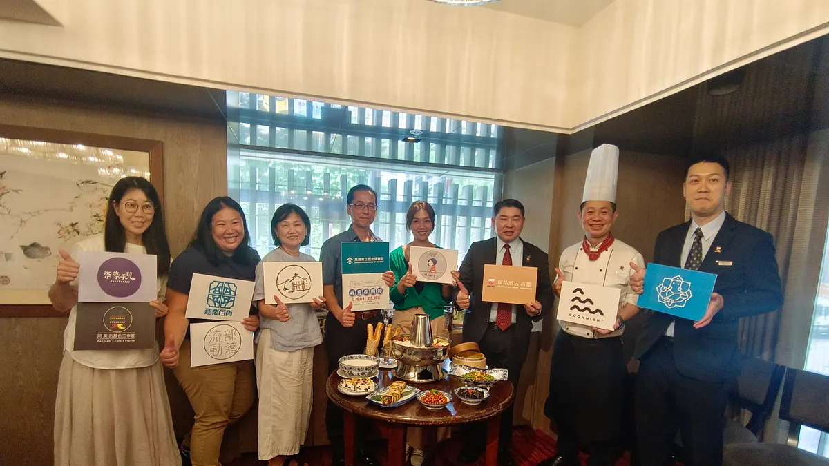 高雄翰品酒店林俊宇總經理(右三)與高史博館長李文環(左四)合作,推出「來去眷村串門子」、「來去眷村住一晚」住房專案。(圖/徐炳文攝) 高雄翰品酒店林俊宇總經理(右三)與高史博館長李文環(左四)合作,推出「來去眷村串門子」、「來去眷村住一晚」住房專案。(圖/徐炳文攝)