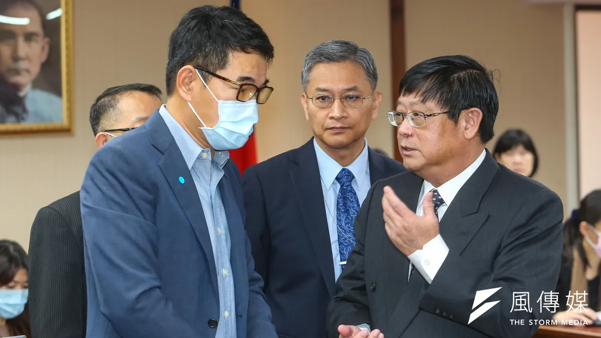環保署長張子敬(右)23日出席衛環委員會,像召委劉建國(左)說明同仁確診事件。(顏麟宇攝)