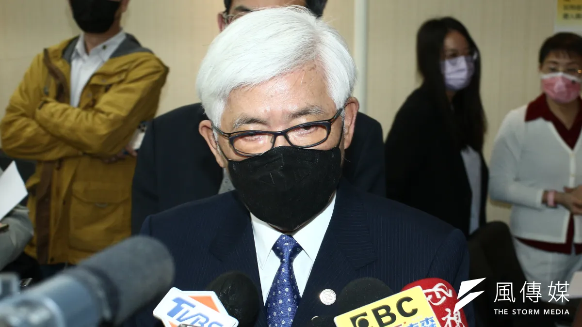中選會主委李進勇說,台灣沒有「不在籍投票」的相關立法規定,因此沒辦法讓確診者在隔離所投票或通信投票。這成了中選會怠惰不作為的藉口。(蔡親傑攝)