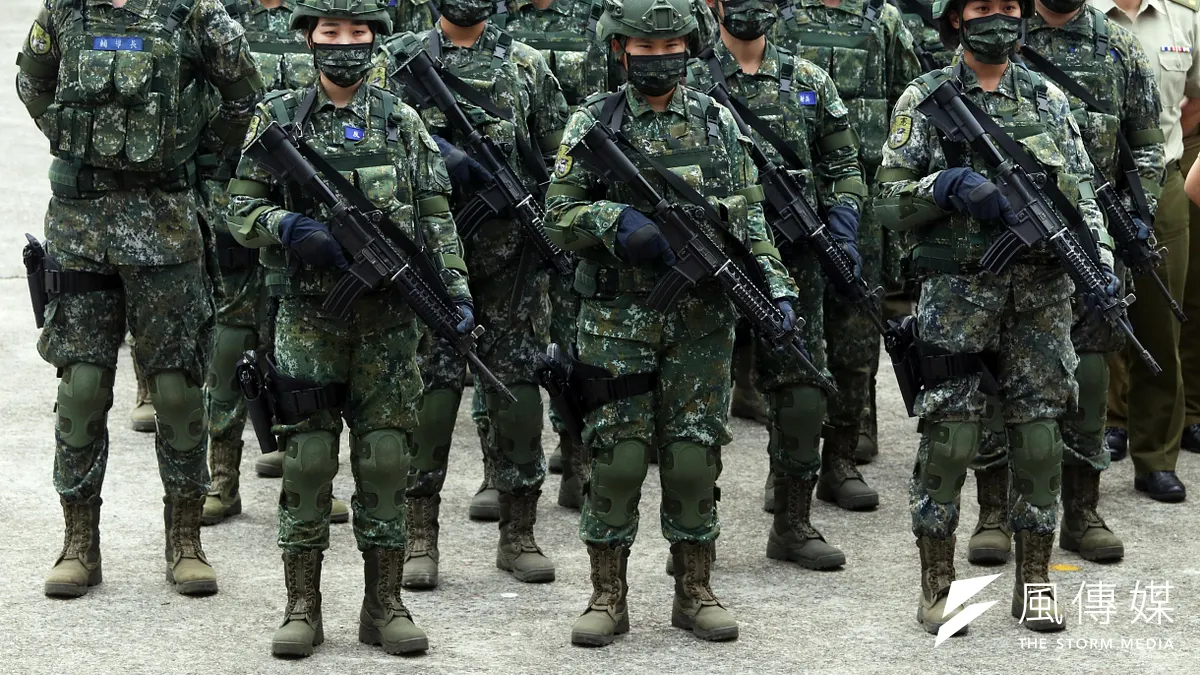 總統蔡英文26日前往憲兵指揮部視導,人員則穿著國軍制式數位迷彩服,用於首都衛戍作戰的快反連重機也以數位迷彩布覆蓋。(資料照,蘇仲泓攝) 總統蔡英文26日前往憲兵指揮部視導,人員則穿著國軍制式數位迷彩服,用於首都衛戍作戰的快反連重機也以數位迷彩布覆蓋。(資料照,蘇仲泓攝)