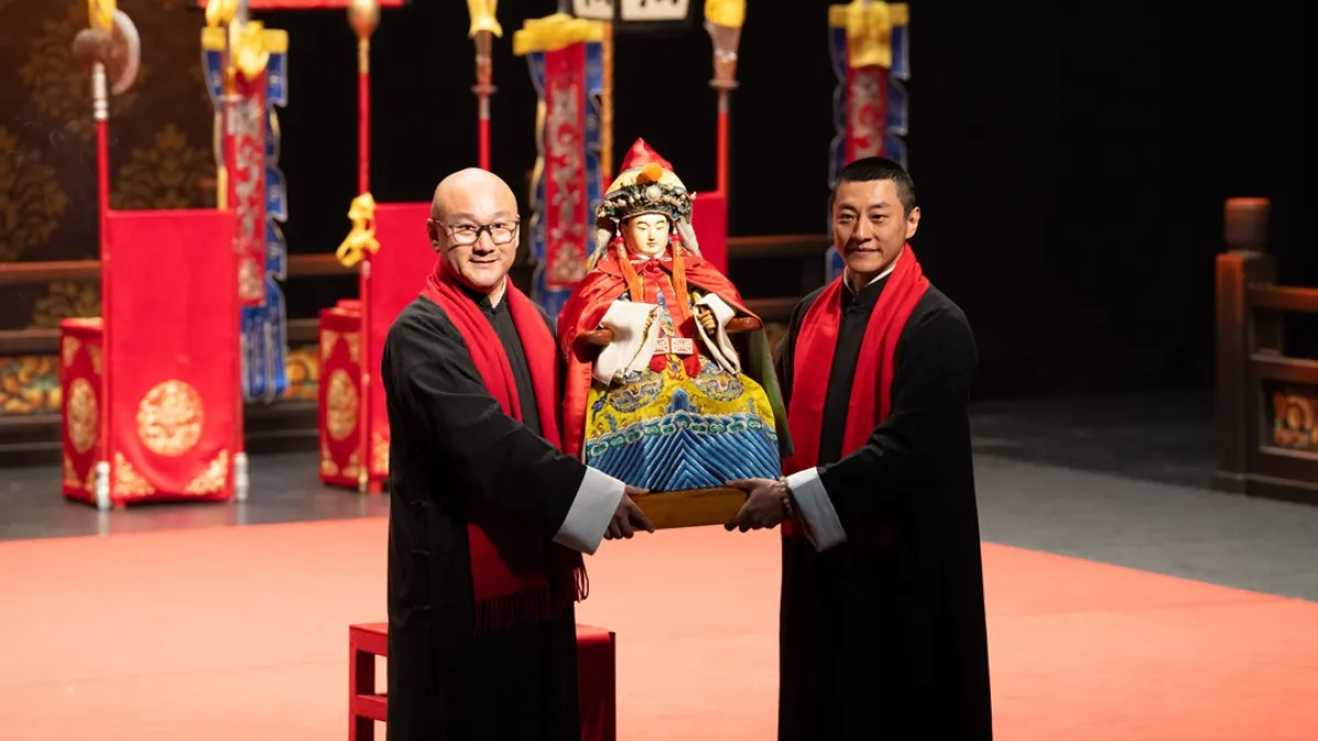 國光劇團遵循古禮進行開箱儀式,請祖師爺回鑾。(圖/國立傳統藝術中心提供)