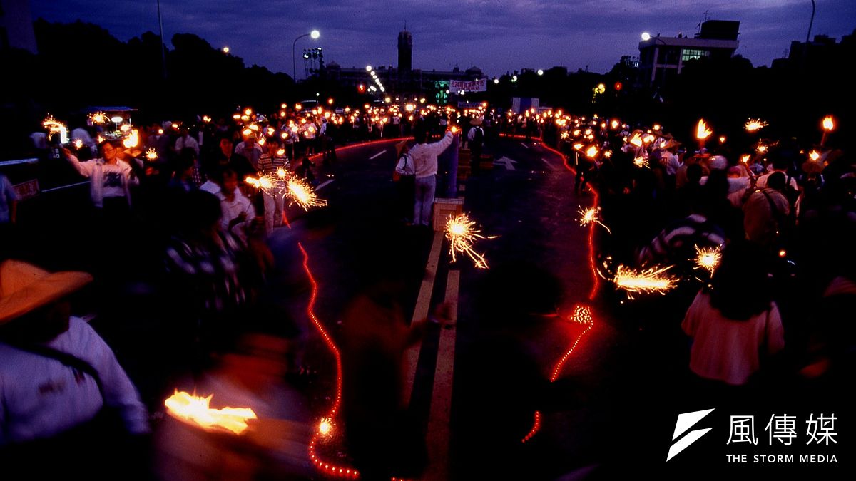 1997年5月18日518大遊行和在此之前充滿肅殺之氣的抗議遊行,有著全然不同的氣氛。(資料照,林瑞慶攝) 1997年5月18日518大遊行和在此之前充滿肅殺之氣的抗議遊行,有著全然不同的氣氛。(資料照,林瑞慶攝)