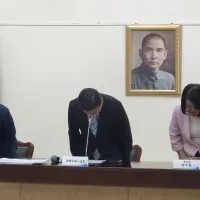 國民黨團總召傅崐萁(中)1日突然起立道歉,鞠躬5秒,強調國民黨團會承接弱勢團體中秋禮盒訂單。(國民黨團提供) 國民黨團總召傅崐萁(中)1日突然起立道歉,鞠躬5秒,強調國民黨團會承接弱勢團體中秋禮盒訂單。(國民黨團提供)