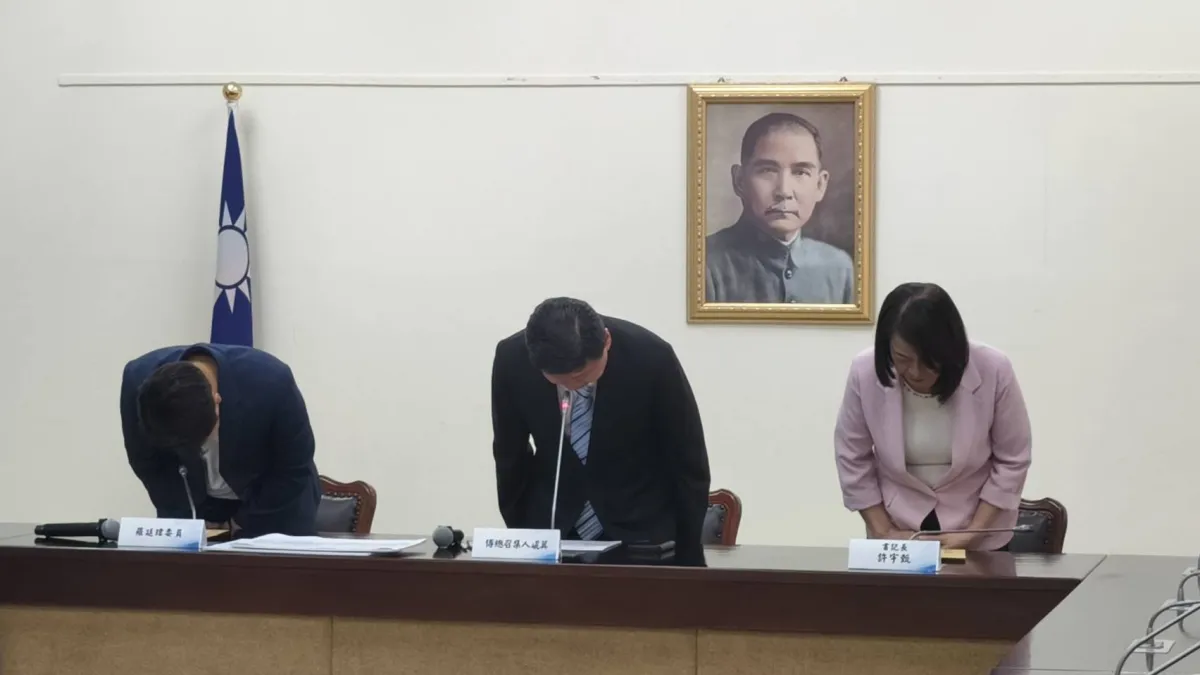 國民黨立法院黨團總召傅崐萁(中)1日出席記者會,與黨團書記長許宇甄(右)及立委羅廷瑋(左)為刪凍國務機要費,波及庇護工場中秋訂單一事鞠躬致歉。(國民黨團提供)