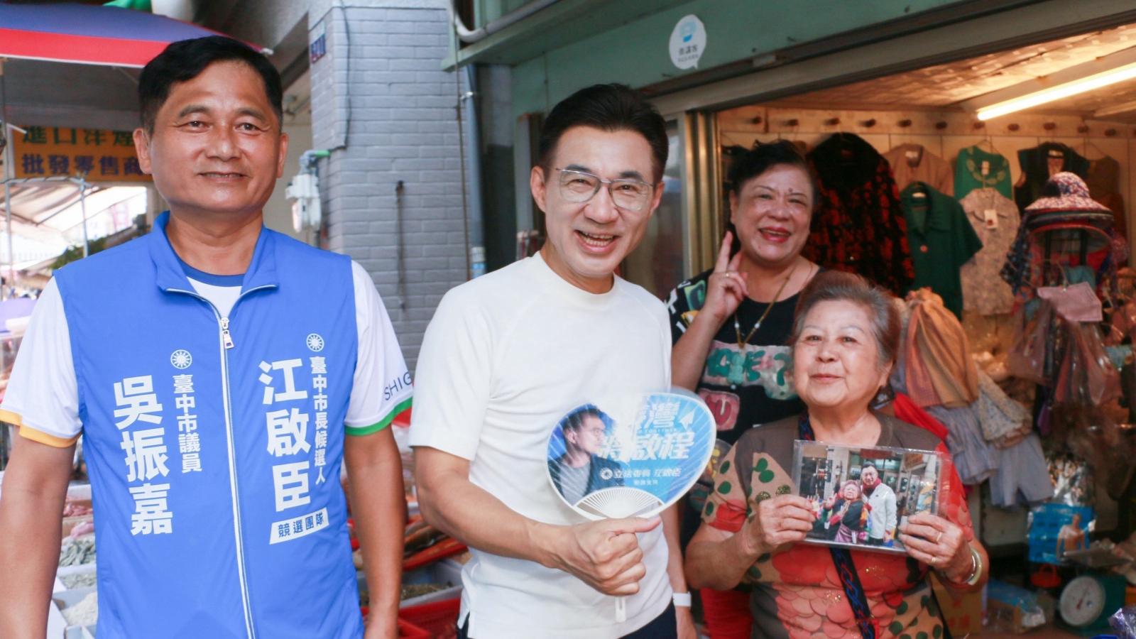86歲鐵粉阿嬤珍藏歷屆選舉競選小物力挺 江啟臣強調力拚客家山城全面升級