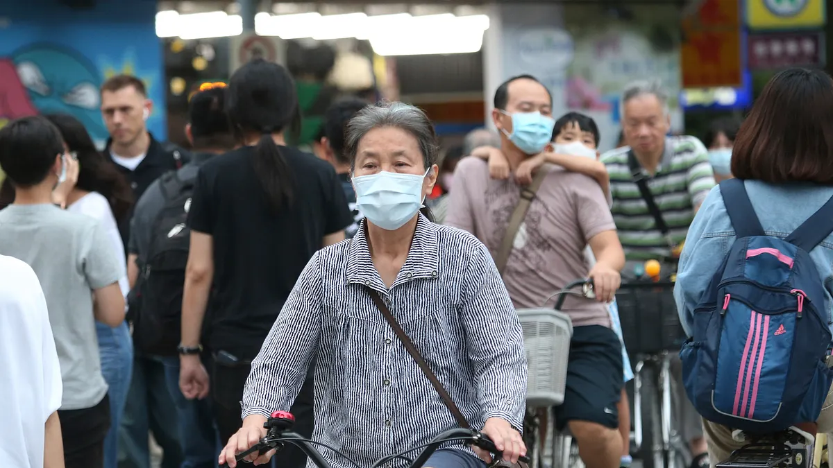 作者強調,相較第一線與病毒正面對決的醫護人員、檢驗單位和疫調人員的辛苦,一般百姓能夠在後方盡力的,就是照顧好自己。(AP) 作者強調,相較第一線與病毒正面對決的醫護人員、檢驗單位和疫調人員的辛苦,一般百姓能夠在後方盡力的,就是照顧好自己。(AP)