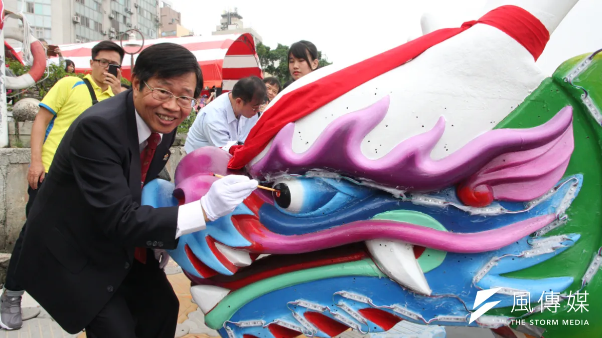 高雄市府秘書長楊明州代表市長陳菊擔任主祭官為22艘龍舟點睛。(圖/龔傑森攝)