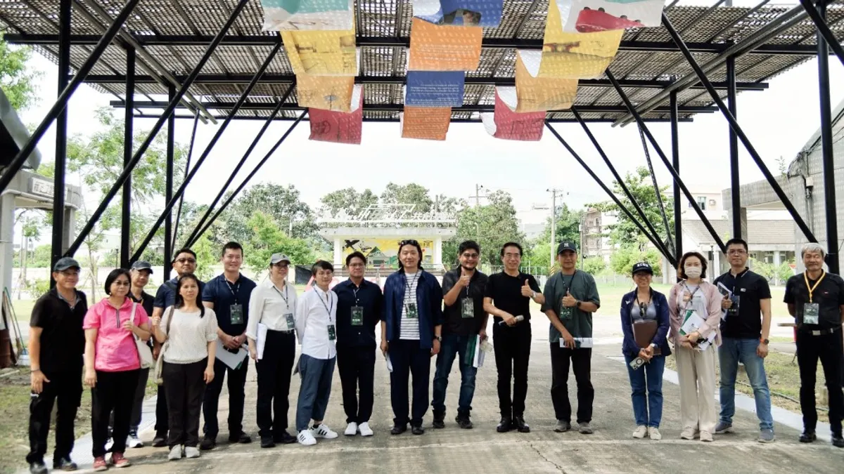 建築園冶獎評審團隊與高雄市政府都發局、橫山USR計畫團隊-於藝術棚架下合影。(圖/高市都發局提供) 建築園冶獎評審團隊與高雄市政府都發局、橫山USR計畫團隊-於藝術棚架下合影。(圖/高市都發局提供)