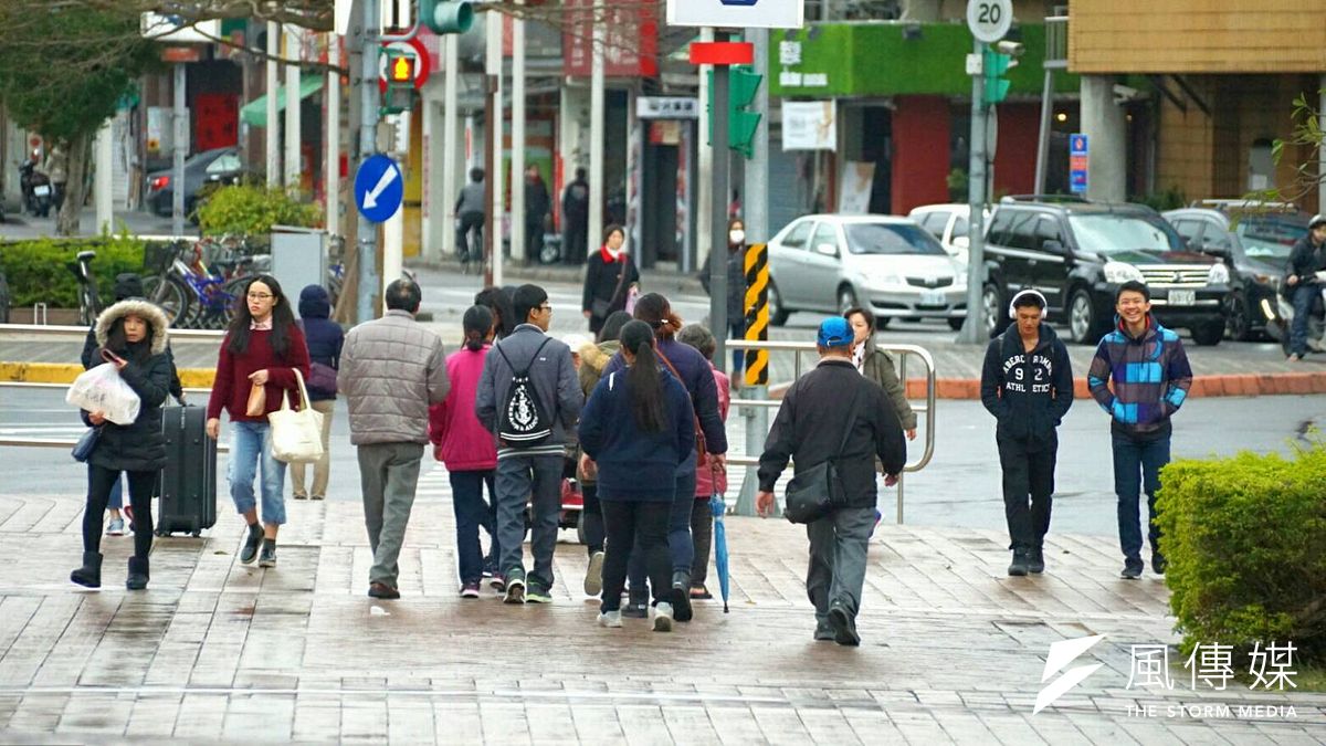 入秋最強冷空氣發威,加上華南雲雨區東移,氣象局已針對北北基宜發布豪雨特報,北台灣整天濕冷,民眾要留意氣溫變化。(資料照,盧逸峰攝) 入秋最強冷空氣發威,加上華南雲雨區東移,氣象局已針對北北基宜發布豪雨特報,北台灣整天濕冷,民眾要留意氣溫變化。(資料照,盧逸峰攝)