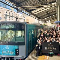ワーナー ブラザース スタジオツアー東京は9月1日、西武鉄道と連携し、池袋駅で「バック・トゥ・ホグワーツ」特別イベントを開催。記念ラッピングトレインの運行もスタートした。(写真/黃信維撮影) ワーナー ブラザース スタジオツアー東京は9月1日、西武鉄道と連携し、池袋駅で「バック・トゥ・ホグワーツ」特別イベントを開催。記念ラッピングトレインの運行もスタートした。(写真/黃信維撮影)