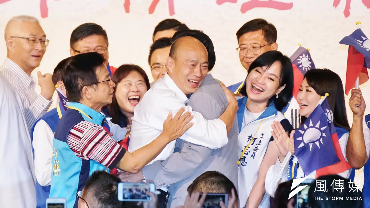 國民黨總統參選人韓國瑜要勝選,得親力親為促成團結。圖為韓國瑜與前總統馬英九擁抱。(盧逸峰攝)