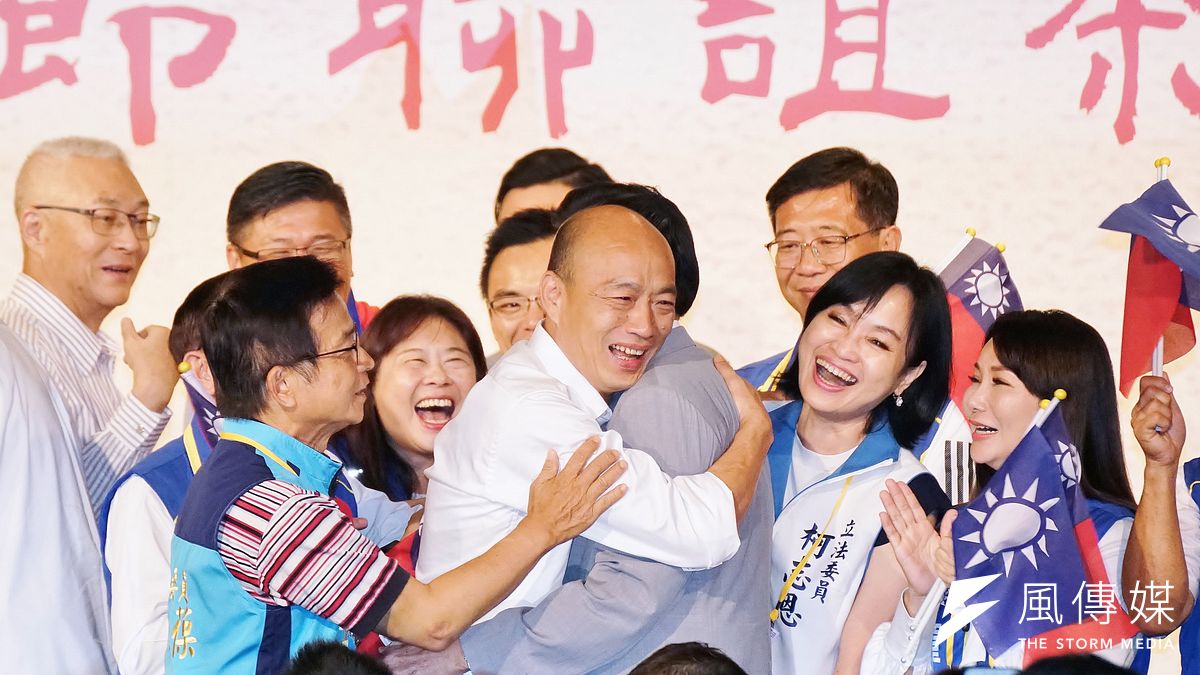 國民黨總統參選人韓國瑜要勝選,得親力親為促成團結。圖為韓國瑜與前總統馬英九擁抱。(盧逸峰攝) 國民黨總統參選人韓國瑜要勝選,得親力親為促成團結。圖為韓國瑜與前總統馬英九擁抱。(盧逸峰攝)