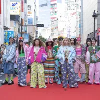 東京・渋谷の文化村通りで「渋谷ファッションウィーク2026秋」が開催され、学生とのコラボレーションや書道パフォーマンスなどを取り入れた3部構成のランウェイを通じて、多彩なファッションとカルチャーの魅力を発信した。(渋谷ファッションウィーク2026秋 PR事務局提供) 東京・渋谷の文化村通りで「渋谷ファッションウィーク2026秋」が開催され、学生とのコラボレーションや書道パフォーマンスなどを取り入れた3部構成のランウェイを通じて、多彩なファッションとカルチャーの魅力を発信した。(渋谷ファッションウィーク2026秋 PR事務局提供)