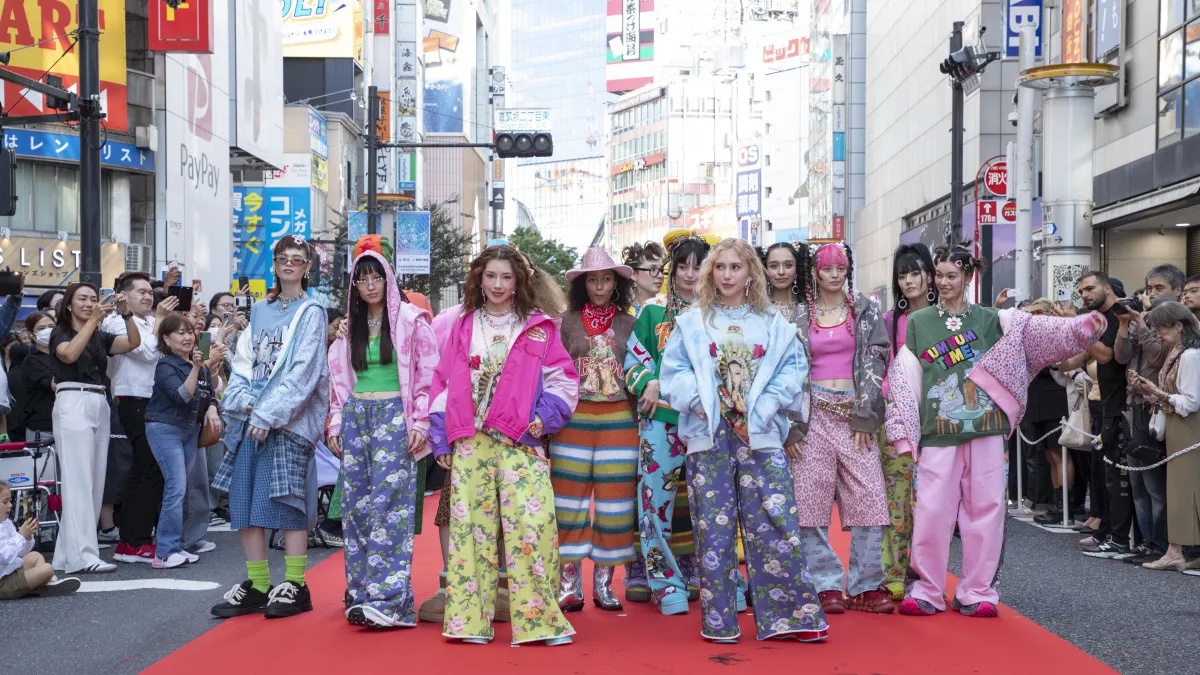 東京・渋谷の文化村通りで「渋谷ファッションウィーク2026秋」が開催され、学生とのコラボレーションや書道パフォーマンスなどを取り入れた3部構成のランウェイを通じて、多彩なファッションとカルチャーの魅力を発信した。(渋谷ファッションウィーク2026秋 PR事務局提供)