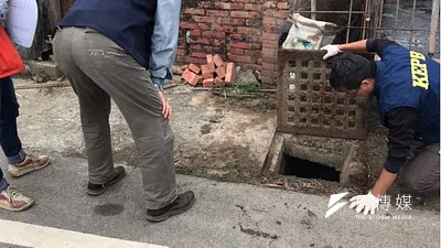 稽查人員於內門區畜牧場前方排水溝掀蓋巡查。(圖/徐炳文攝)