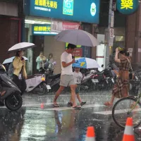 台湾各地で大雨が続くなか、台風18号(ソウデル)の予想進路はさらに西寄りに修正された。日曜日以降は天候の変化を左右する重要な時期となる見込みだ。(写真/中央社・徐肇昌記者撮影) 台湾各地で大雨が続くなか、台風18号(ソウデル)の予想進路はさらに西寄りに修正された。日曜日以降は天候の変化を左右する重要な時期となる見込みだ。(写真/中央社・徐肇昌記者撮影)