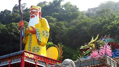 新北市中和區的烘爐地南山福德宮,是24小時開放的正廟,擁有200多年歷史,高108公尺的土地公神像為當地地標。(取自俊明李@flicker)