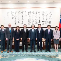 頼清徳総統は8日午前、米下院予算委員会の民主党筆頭委員、ブレンダン・ボイル氏率いる訪問団と会見した。林佳龍外交部長(外相)、呉釗燮国家安全会議(NSC)秘書長らも同席した。(総統府提供) 頼清徳総統は8日午前、米下院予算委員会の民主党筆頭委員、ブレンダン・ボイル氏率いる訪問団と会見した。林佳龍外交部長(外相)、呉釗燮国家安全会議(NSC)秘書長らも同席した。(総統府提供)