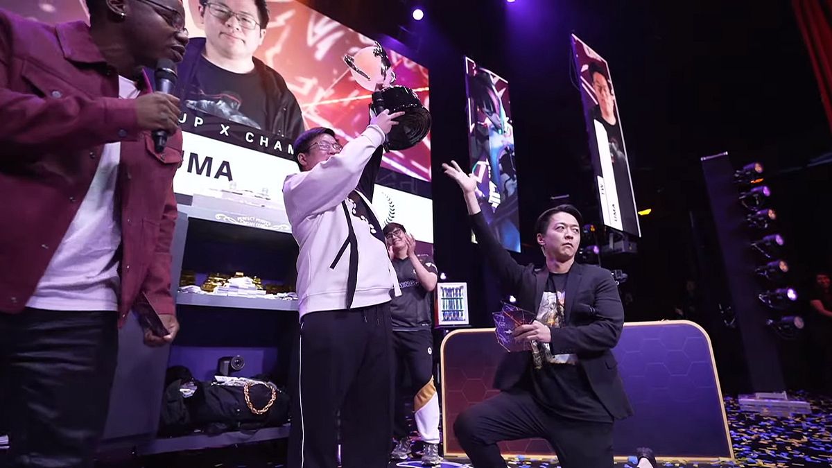 UMA從主持人手中接下冠軍獎杯。(圖/翻攝自YouTube/Capcom Fighters) UMA從主持人手中接下冠軍獎杯。(圖/翻攝自YouTube/Capcom Fighters)