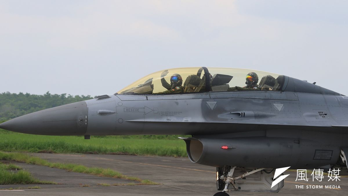 空軍嘉義基地與美軍有歷史淵源,近年F16V戰機升級專案更加深雙方合作。圖為空軍F16V戰機6日在空軍嘉義基地操練。(柯承惠攝) 空軍嘉義基地與美軍有歷史淵源,近年F16V戰機升級專案更加深雙方合作。圖為空軍F16V戰機6日在空軍嘉義基地操練。(柯承惠攝)