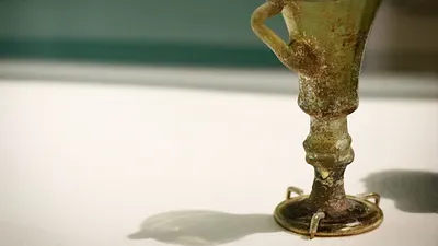 十三行博物館現正展出「飲酒Bar—亞洲酒文化特展」,展示近70件亞洲特色酒器,其中被稱為夜光杯的--玻璃高足杯特別吸睛,讓觀賞者於酒文化中倘佯。(圖/新北市十三行博物館提供)