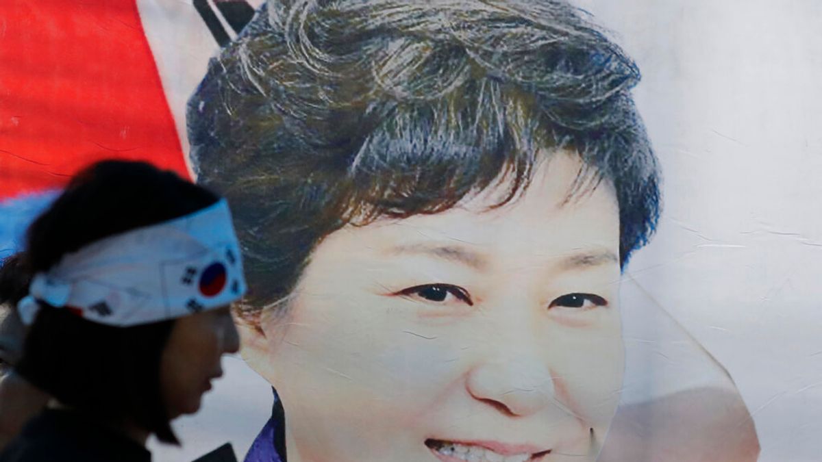 一位朴槿惠的支持者在南韓大法院附近抗議,認為這位南韓的前總統深受委屈。(美聯社) 一位朴槿惠的支持者在南韓大法院附近抗議,認為這位南韓的前總統深受委屈。(美聯社)