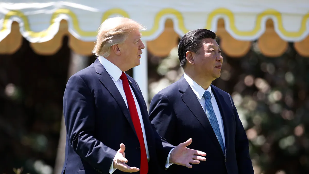 2017年的川習會第二天,美國總統川普與中國國家主席習近平在佛羅里達州海湖莊園散步。(AP)