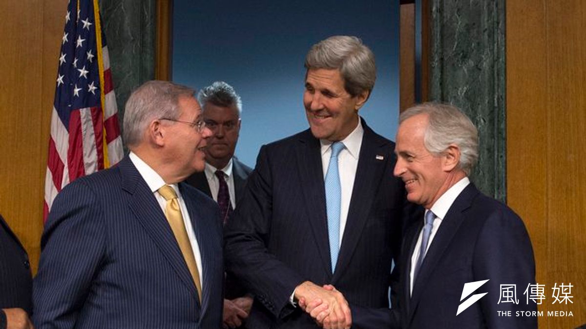 美國國務卿凱瑞(中)9日至參院外委會出席聽證會,並感謝外委會主席孟南德茲(左)。(美聯社) 美國國務卿凱瑞(中)9日至參院外委會出席聽證會,並感謝外委會主席孟南德茲(左)。(美聯社)