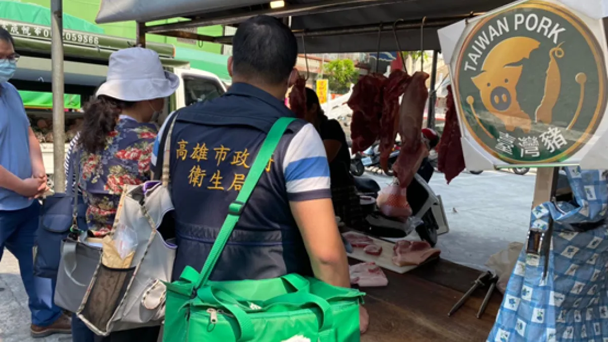 稽查人員於端午應景食品販售業稽查。(圖/高市衛生局提供)