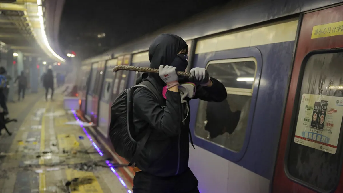 抗爭者在中文大學的港鐵車站月台破壞列車。(美聯社)