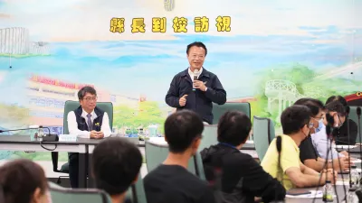 嘉義縣長翁章梁走入校園傾聽教師心聲,了解教學情況與需求。(圖/嘉義縣政府教育處提供)