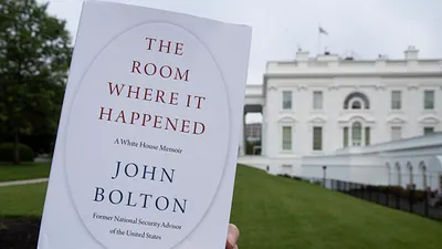 波頓著書攻擊前老闆川普,成為媒體焦點,連書名都被大做文章。(AP)