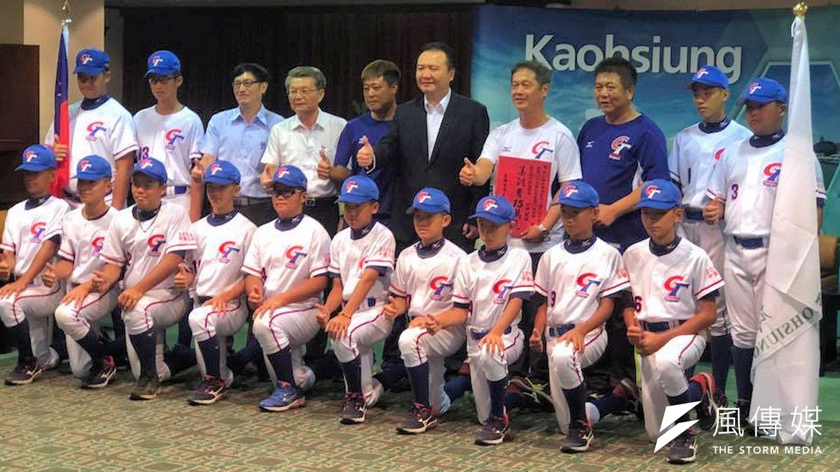 高雄市中正國小棒球隊總教練尤伸評(後排右三),今年帶領球隊共獲世界級及全國性比賽7座總冠軍獎盃,獲頒「績優教練獎」殊榮。(圖/徐炳文攝) 高雄市中正國小棒球隊總教練尤伸評(後排右三),今年帶領球隊共獲世界級及全國性比賽7座總冠軍獎盃,獲頒「績優教練獎」殊榮。(圖/徐炳文攝)