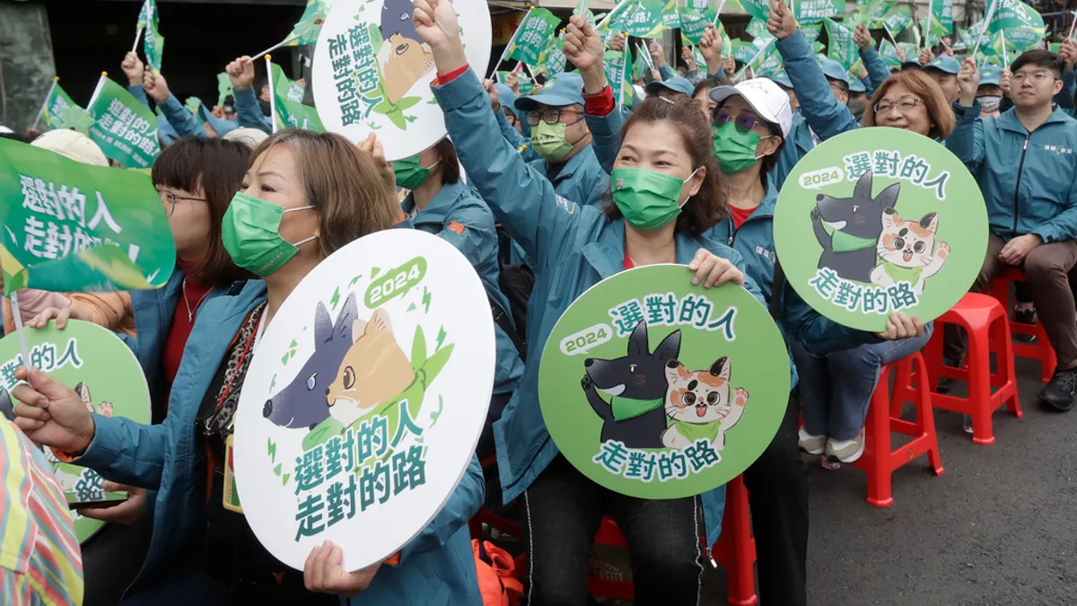 2023年12月3日,民進黨總統候選人賴清德的支持者在台北參加造勢活動。(美聯社) 2023年12月3日,民進黨總統候選人賴清德的支持者在台北參加造勢活動。(美聯社)