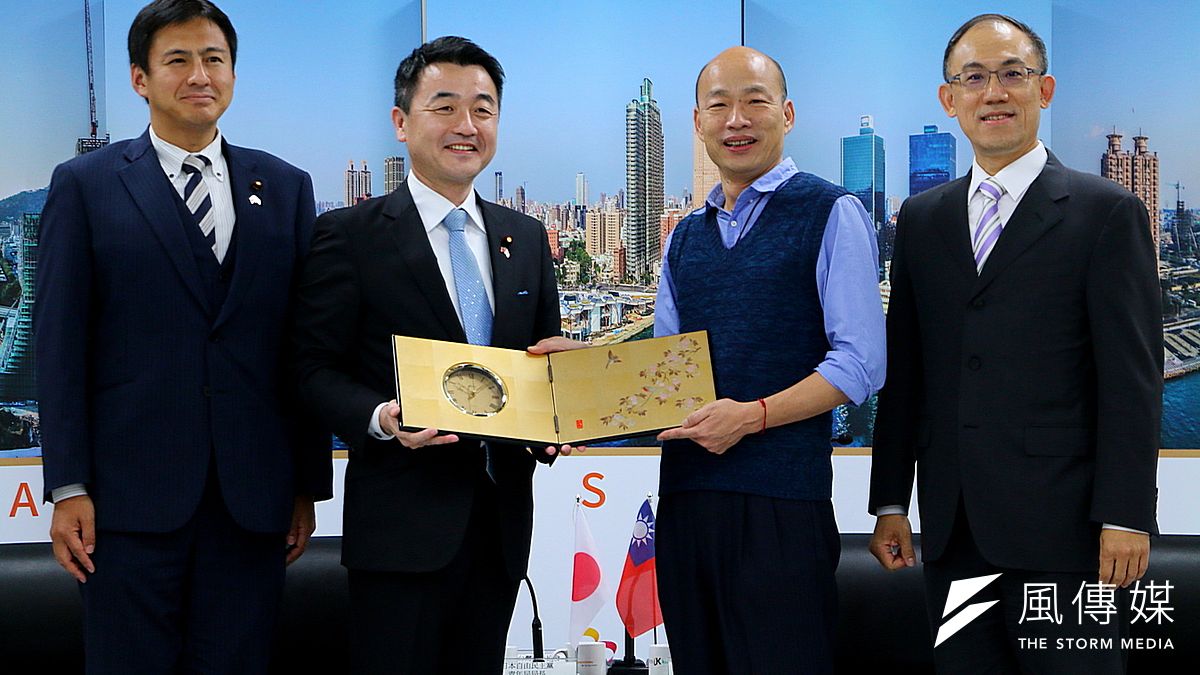 日本自由民主黨青年局局長佐佐木紀眾議員等人拜會高雄市政府,高雄市長韓國瑜(右二)熱情歡迎。(圖/徐炳文攝) 日本自由民主黨青年局局長佐佐木紀眾議員等人拜會高雄市政府,高雄市長韓國瑜(右二)熱情歡迎。(圖/徐炳文攝)