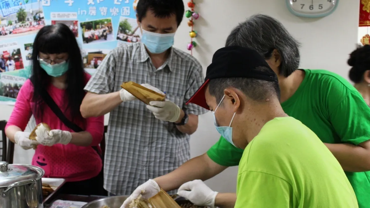 桃園療養院慶端午 病友合作包粽超溫馨