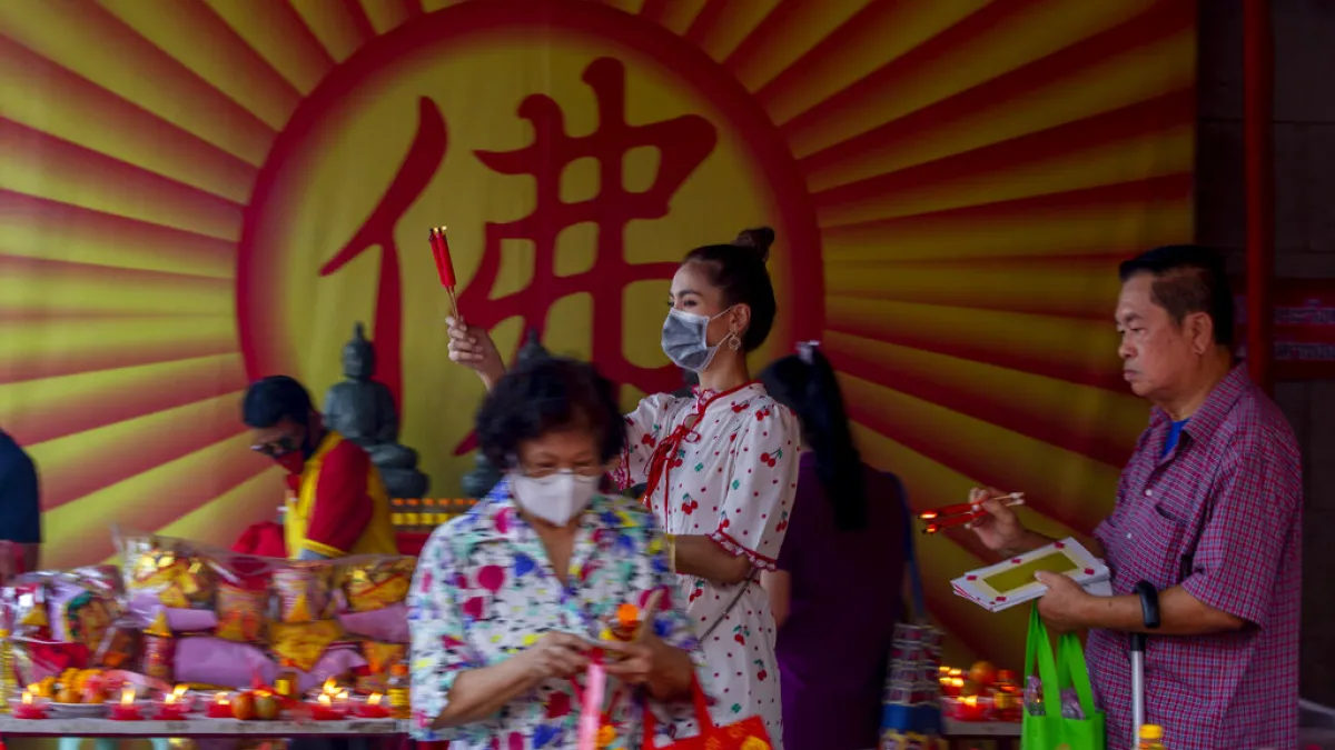 武漢肺炎疫情延燒,泰國曼谷的民眾也紛紛戴起口罩。(美聯社)