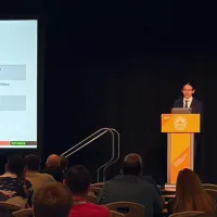 TeamT5はFIRSTCONにて、アジアのショート動画や暗号資産アプリを悪用した最新のサイバー犯罪事例を報告し、最新の脅威インテリジェンスを通じた早期のリスク検知とプロアクティブな防御の重要性を訴えた。(写真/TeamT5提供) TeamT5はFIRSTCONにて、アジアのショート動画や暗号資産アプリを悪用した最新のサイバー犯罪事例を報告し、最新の脅威インテリジェンスを通じた早期のリスク検知とプロアクティブな防御の重要性を訴えた。(写真/TeamT5提供)