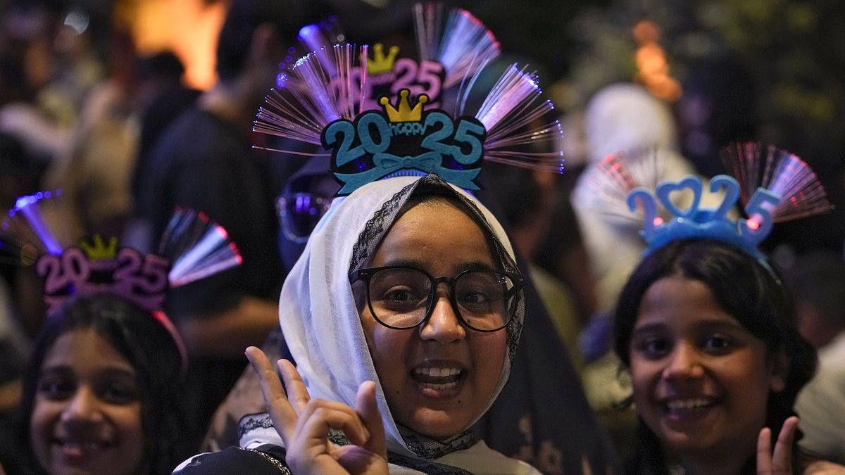 馬來西亞民眾在吉隆坡的雙子塔附近觀看煙火迎接新年。(美聯社) 馬來西亞民眾在吉隆坡的雙子塔附近觀看煙火迎接新年。(美聯社)