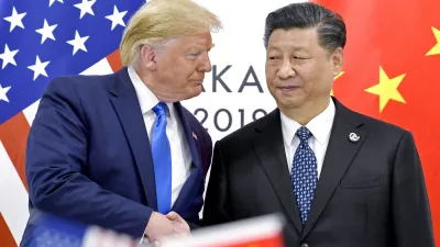 美國總統川普(Donald Trump)與中國主席習近平2019年在大阪握手。(AP)