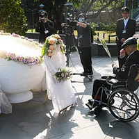 台北市政府在二二八和平紀念公園舉行二二八事件76週年紀念會,二二八受難者家屬紛紛上前獻花。(劉偉宏攝) 台北市政府在二二八和平紀念公園舉行二二八事件76週年紀念會,二二八受難者家屬紛紛上前獻花。(劉偉宏攝)