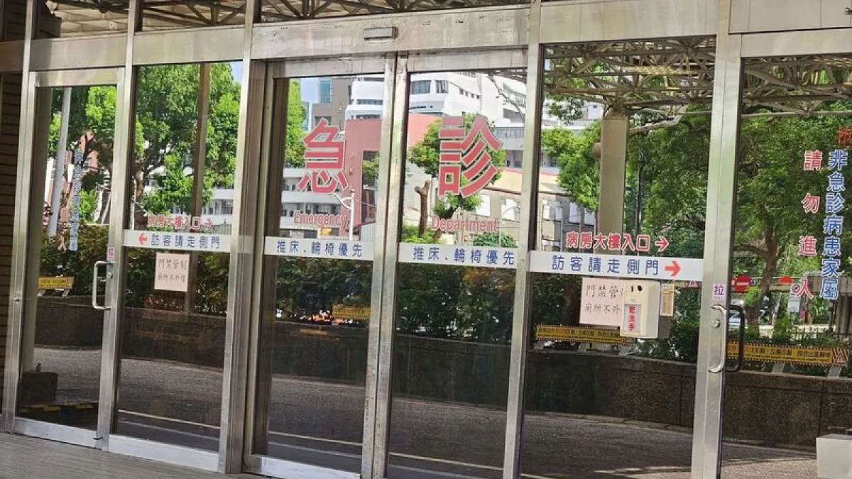 近日,一名85歲婦人因肺炎到台大醫院急診,留在急診長達12天,始終未能住進一般病房,最後不幸死亡。(資料照,中央社)