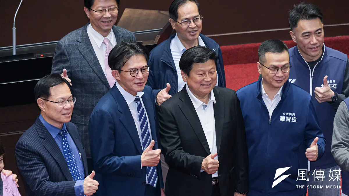 民眾黨團總召黃國昌(前排左二)辭去立委職務前,在立法院議場與國民黨團進行大合照。(劉偉宏攝)