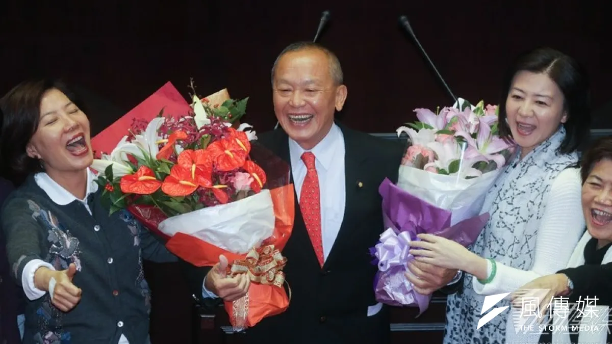大埔事件引發高度爭議,苗栗縣長當選人徐耀昌強調,未來施政遇到爭議將加強和民眾溝通。圖為徐耀昌在立法院的告別演說後接受立委獻花。(余志偉攝)